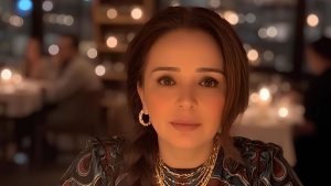 Astrolog Esra Küçük. Sirius Astroloji kurucusu; öngörü, karma, ezoterik ve drakonik astroloji uzmanı portresi.