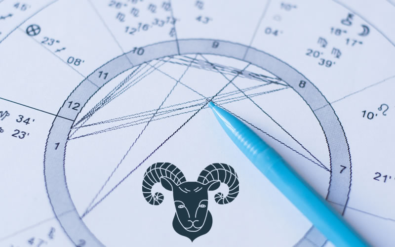 Doğum haritası üzerinde Koç burcu sembolü ve analiz kalemi. Sirius Astroloji dünya astrolojisi öngörüleri, Neptün Koç transit etkileri ve Arktik bölgesi kadersel döngü analizi.