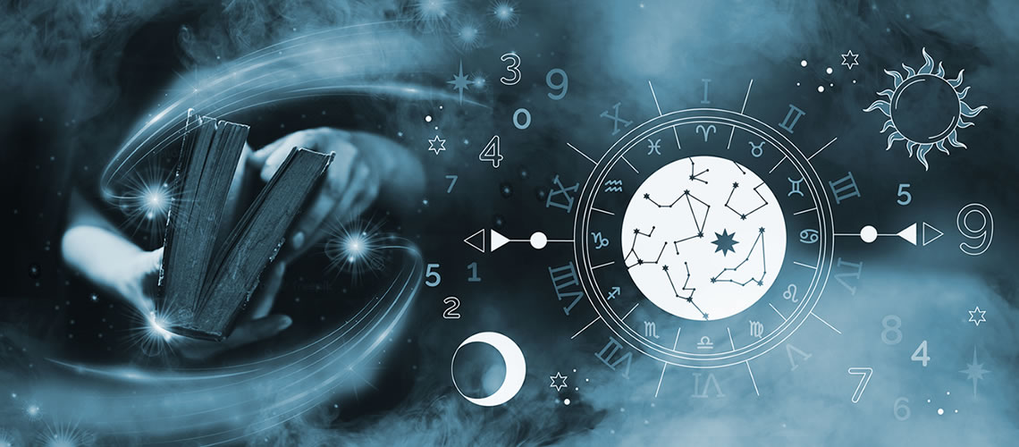 Kadim astroloji kitabı, zodyak çarkı ve göksel semboller. Sirius Astroloji blog, okült astroloji ve karma eğitimleri görseli.